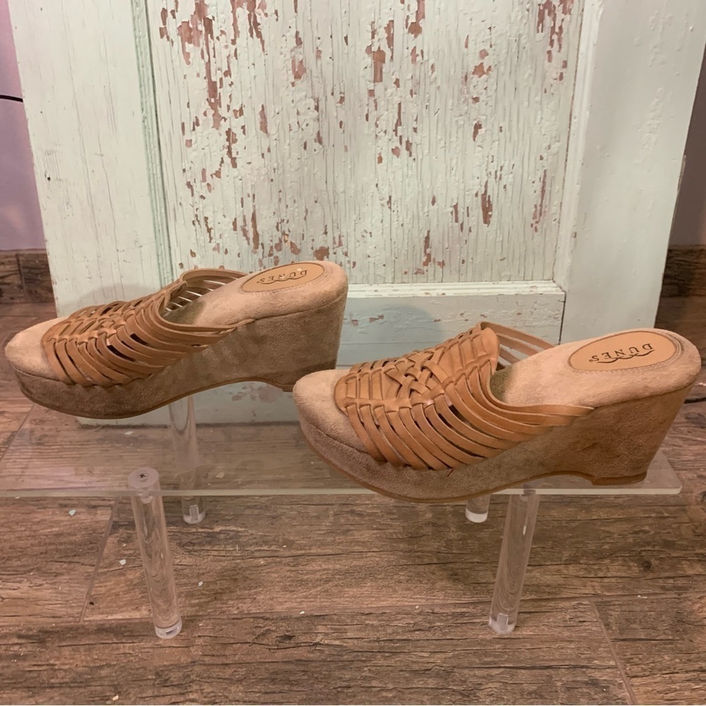 Women’s Dunes “Edria” tan and cream wedge sandals with a cute woven design